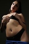 Devassa japonês modelo vicky sombra rajadas corpo fora o sexy Calças e mostra ele nu