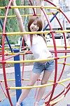 快乐的 中国 hotty Yuuna 偶像 喜欢 在 戏弄的 和 提升 她的 t恤 室外