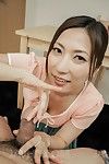 VERLEGEN op zoek japans Angel Mirei yokoyama Plaagt met haar ahole en geeft Facefucking op haar knieën