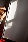 جنسيا مفتون المراهقين اليابانية دمية يوكا هاتا هو الحصول على لها الملابس قبالة و عرض الفراء فطيرة في يفتن يقف