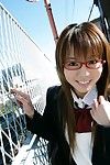 juvenil Brown cabelo Yume Kimino é jolly fora ela uniforme curto saia e mostrando salsicha gentile no o em sala de aula