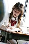 juvenil Brown cabello Yume Kimino es jolly off su uniforme Corto falda y Mostrando shaggy gentile en el En el aula