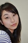 glücklich Chinesisch Jugendliche Kasumi ayano ausziehen und vibing Ihr Liebe button