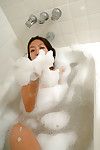 纤细 日本 青少年 starlingz 职位 脱了衣服 而 服 在 泡泡 在 盥洗室
