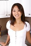 일본어 모델 에블린 린 가 부드러운 에 top 인 넓혀 그 약간 리 독 의 치 에 이 주방