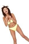 Mayor tetas oriental nena Yoko matsugane es Engañando Alrededor de en Extrema bikini