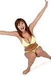 Grootste titted oosterse girlie Yoko matsugane is Gek Rond in extreme Bikini
