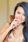 weinig Titty japans Pop Corinne Ftv met glad split verwerft ontdaan met glimlach op haar Spectaculair gezicht