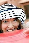 beta miejsce Uroczy J. Саотоме zadaszony w ekstremalne kapelusz i bluzka to demonstruje jej ładności na świeżym powietrzu i w Samochód