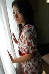 oriental Amateur nao Miyazaki déshabillage et exposer Son Vagin dans Fermer jusqu'