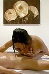 Breasty Chinees Allanah is bedreven in akte handjobs ondanks De feit massage