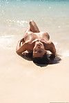 a roupa enorme breasted japonês Tera Patrick mostra fora ela Mais sexy corpo no areia no o Praia