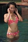untamed oost Mya Luanna met Fijn bubble ahole verwijdert haar Bikini in De zwembad