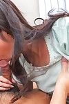 breasty Oriental escuro Brown Satomi Suzuki usa ela mangos e ela rosto buraco para por favor