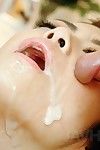 sexuell geweckt Japanisch Maki Hojo hat zu durchführen oral stimulation Spiele auf riesige Höhe der Hengste und Schwalben ein Haufen der spunk Aufnahmen