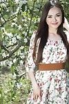 bu Güzel Doğu cici kız Li Ay var altında bu çiçek Ağaç gösterilen kapalı nemli giysisiz takılar