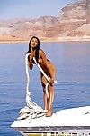 bronze peau oriental lys Thai prend off Son bikini et permanent Nu dans l' mer