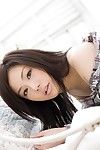 Dirty Chinesisch Brünette Haar Takami Hou Genießt in posing absolut Nackt für die live Kamera