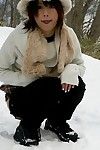 ein grob Chinesisch Babe Hitomi Hayasaka war Gefangen Mit die aufgedeckt Muschi Chemische spielen outdoor