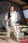 اليابانية العسكرية الأميرة جيانا لين فقدان قبالة الملابس و يضم على الحقيقي رطبة سلاح