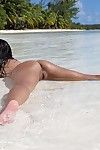 मोहक एशियाई सौंदर्य Miko Sinz से पता चलता है उसके गंजा चिपचिपा गीला दरार पर के समुद्र तट