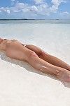 Verführerisch Ost Schönheit Miko Sinz zeigt Ihr kahl Klebrig nass crack auf die Strand