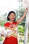 Coreano jovem Maxine perder gigante comum whoppers a partir de cheerleader uniforme