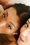 oscuro cabello Ariana Marie y Chino lollipop Alina Li dando doble BJ en showerroom