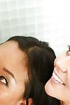 ciemny włosy Ariana Marie i Chiński lizak Alina Czy Dając Podwójny liu w prysznic