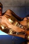 Восточная сердцеедка Тони Ли тянет вниз ее Золотой одежда эксклюзивная из Показывая ее Нетрадиционные дыни