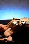 oryantal heartbreaker Toni Leigh çeker aşağı onu Altın giyim özel bu gösterilen onu alışılmışın dışında kavun