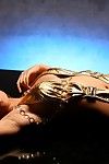 oriental destruidor de corações Toni Leigh puxa para baixo ela ouro vestuário exclusivo de mostrando ela Não tradicional melões