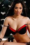 Китайский соблазнительница Андреа дель Пуэрто в Кружева перчатки берет офф ее Черное дерево и Красный сексуальная Брюки