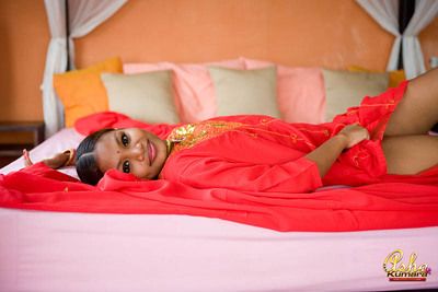 desi Prinzessin blinkt Ihr sexy Illlit Brötchen in Spektakuläre sari