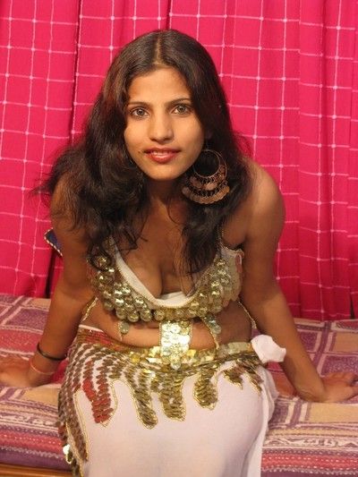 Chap-fallen desi girl stripping out be expeditious for say no to traditional indian costume