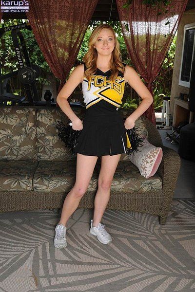Roasting blonde cheerleader Indiana Jane is going to skit say no to skills and strip.